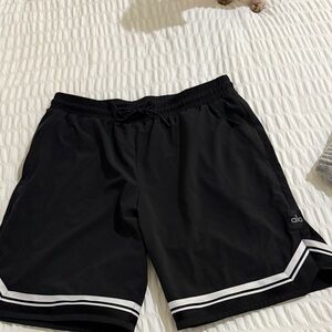 ALO Yoga Men's Black and White Athletic Shorts